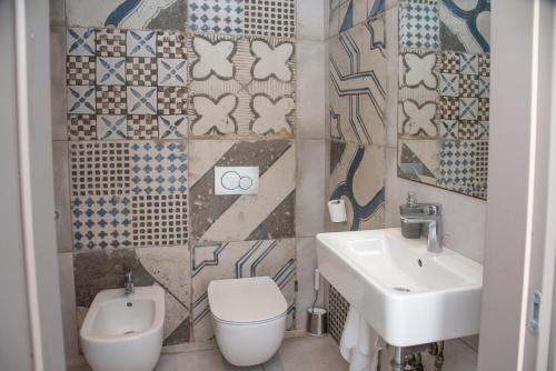 y baño con aseo y lavamanos. en Luxury Seaside Villa DARL en Corfú