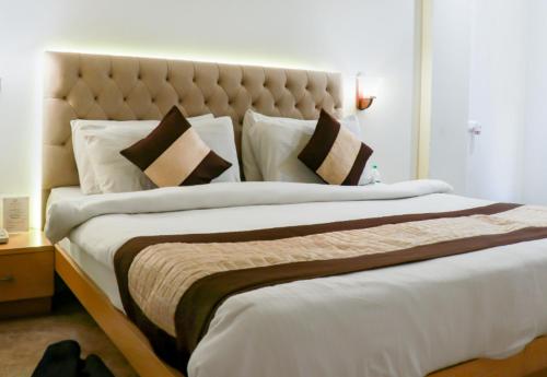 Ein Bett oder Betten in einem Zimmer der Unterkunft Hotel Aditya Residency