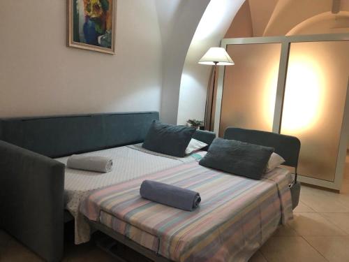 1 dormitorio con 1 cama con 2 almohadas en casa gramazio, en Manfredonia