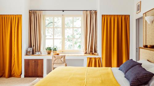 Katil atau katil-katil dalam bilik di Le Moulin, Lourmarin, a Beaumier Hotel