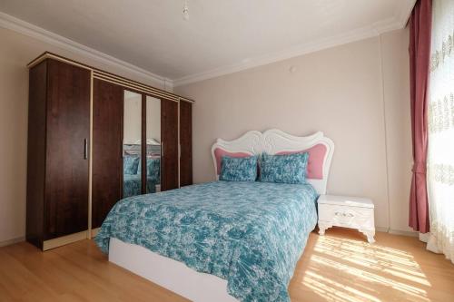 Postel nebo postele na pokoji v ubytování Three-storey house with sea view Turkey, Kusadasi