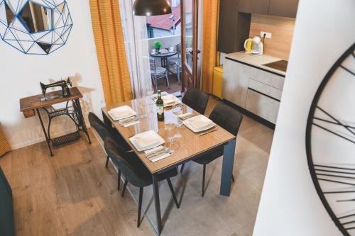 una sala da pranzo con tavolo e sedie e una cucina di Luxury apartment Antonia in the city centre a Fiume (Rijeka)