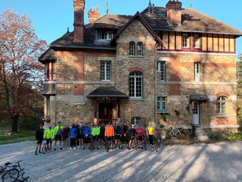 a group of people standing in front of a building at Le Manoir du Cerf in Gaillon-sur-Montcient