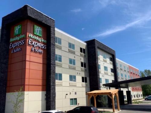a building with a sign in front of it at Holiday Inn Express & Suites - Courtenay - Comox by IHG in Courtenay