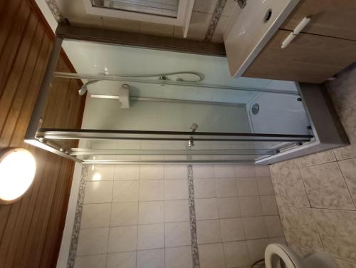 Elle comprend une petite salle de bains pourvue de toilettes et d'une fenêtre. dans l'établissement Maison de village, à Sisco