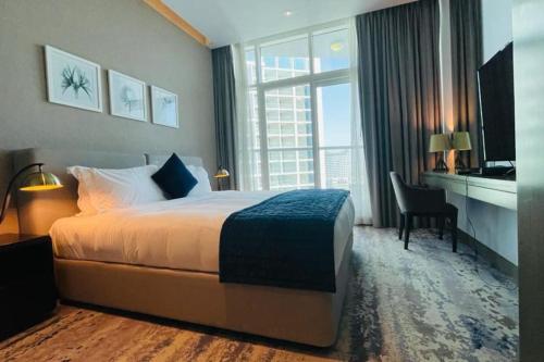Postel nebo postele na pokoji v ubytování Canal View, Luxurious Studio In Downtown Dubai