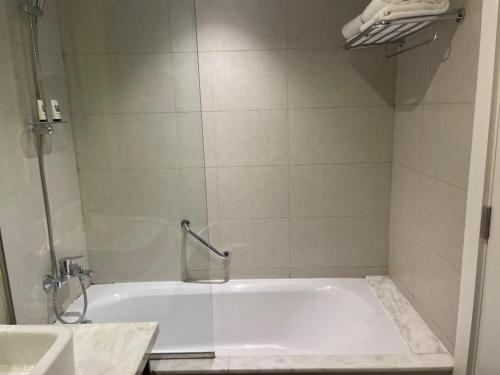 Koupelna v ubytování Canal View, Luxurious Studio In Downtown Dubai