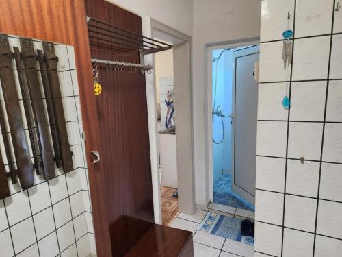 トリャブナにあるАпартамент Панорамна гледкаの小さなバスルーム(シャワー、ドア付)が備わります。
