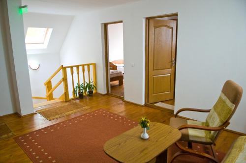 een woonkamer met een tafel en stoelen en een deur bij Casa Panorama Sovata in Sovata