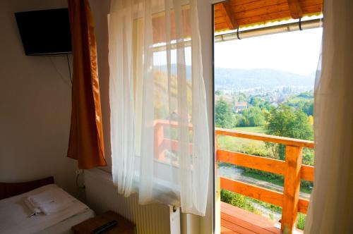 a window with a view of a wooden balcony at Casa Panorama Sovata in Sovata