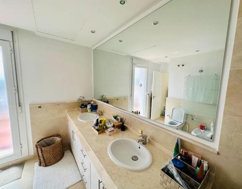 uma casa de banho com 2 lavatórios e um espelho grande em Superior 3BR Duplex Penthouse in Aloha em Marbella