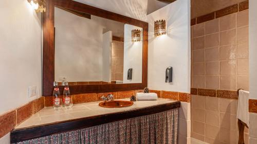 a bathroom with a sink and a mirror at Casa Lunarito in Vejer de la Frontera