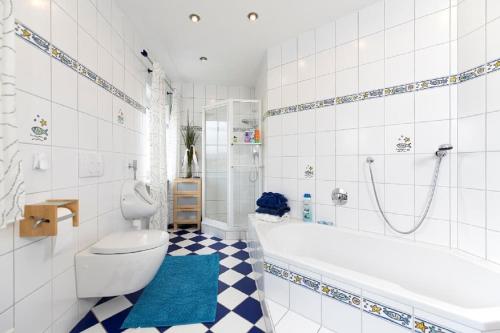 ein Badezimmer mit einer Badewanne, einem WC und einem Waschbecken in der Unterkunft Monis Ferienwohnung in Tännesberg