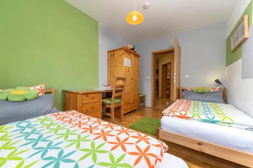 ein Schlafzimmer mit 2 Betten und einem Schreibtisch. in der Unterkunft Monis Ferienwohnung in Tännesberg