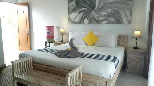 Un dormitorio con una cama con un pájaro. en Candra Surf Homestay, en Canggu