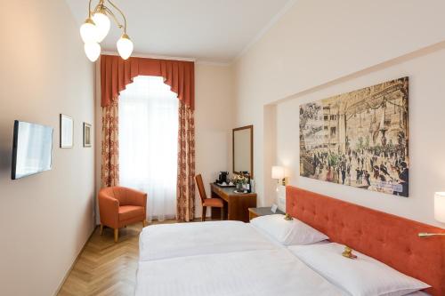 Postel nebo postele na pokoji v ubytování Hotel Johann Strauss
