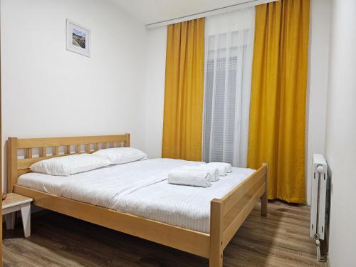 ein Schlafzimmer mit einem Bett mit zwei Handtüchern darauf in der Unterkunft AL Apartments 02 in Prizren