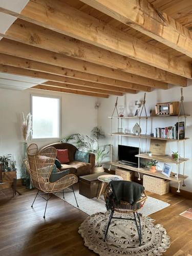 un salon avec un canapé, une table et des chaises dans l'établissement La petite maison de Justin - Jacuzzi privatif, à Bagnères-de-Bigorre