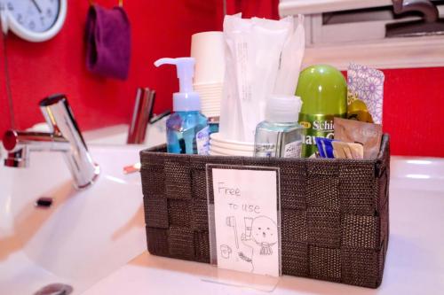 um cesto num lavatório com um sinal de utilização gratuita em 1日1組限定Villa Dazaifu 露天風呂付1棟貸し em Dazaifu