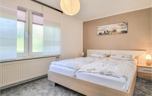 מיטה או מיטות בחדר ב-Lovely Home In Roggentin With Wifi