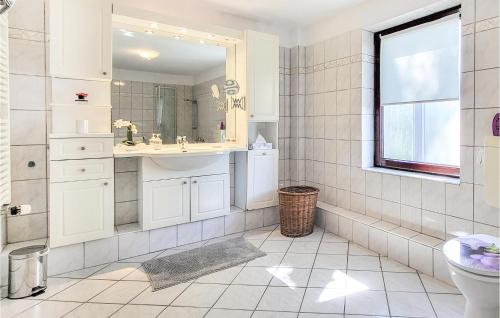 Koupelna v ubytování Lovely Home In Roggentin With Wifi