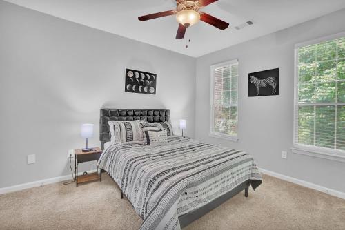 een slaapkamer met een bed en een plafondventilator bij 1 BR 1 BA Stylish Apartment in Brookhaven in Atlanta