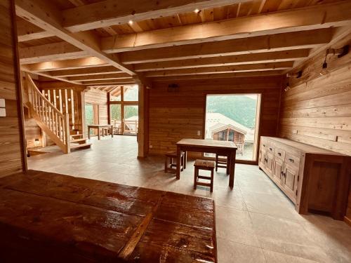 Un lugar para sentarse en Gîte Chalet La Vie Sauvage
