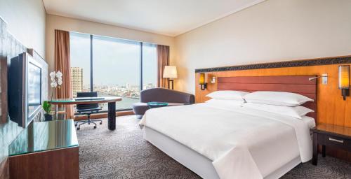 Μια τηλεόραση ή/και κέντρο ψυχαγωγίας στο Royal Orchid Sheraton Riverside Hotel Bangkok