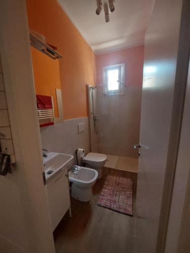 ein Bad mit einem WC, einem Waschbecken und einer Dusche in der Unterkunft Aganoor in Padua