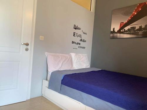 A bed or beds in a room at Corfu town Kanoni apartment