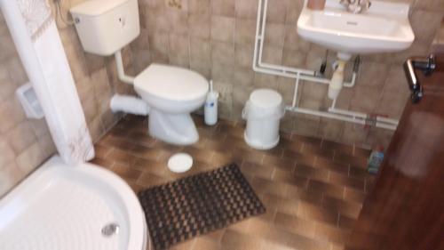 een kleine badkamer met een toilet en een wastafel bij Loggia in Agia Galini