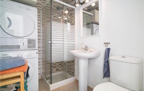y baño con aseo, lavabo y ducha. en Gorgeous Home In Estepona With Kitchen, en Estepona
