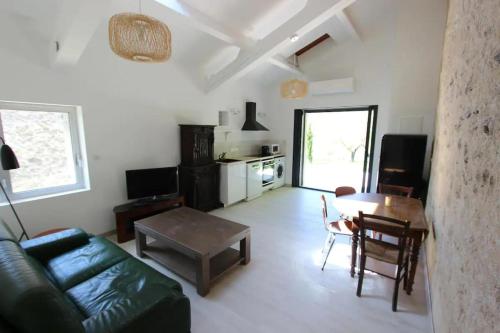 un salon avec un canapé et une table dans l'établissement La Bastide De Queyran, à La Palud-sur-Verdon