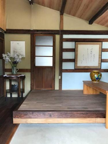 a room with a bunk bed and a window at ビラ里山双林 in Inashiki