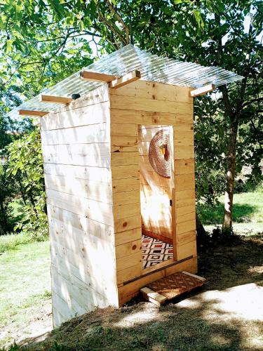 a wooden out house with a bird inside of it at Verde Água Agroturismo e Agricultura Biológica in Couto