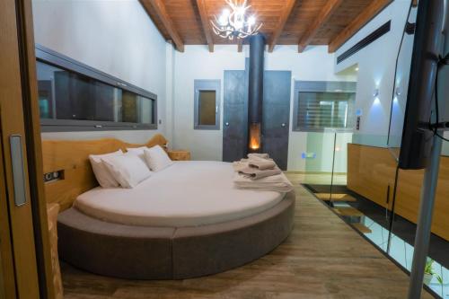 1 dormitorio con 1 cama grande en una habitación en #SKGH Arbitrage Hyperluxe Villa -near Pozar Baths & Kaimaktsalan mountain 