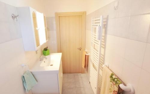 een badkamer met een wastafel en een spiegel bij RosMarino_Appartamento Fronte Mare in Roseto degli Abruzzi