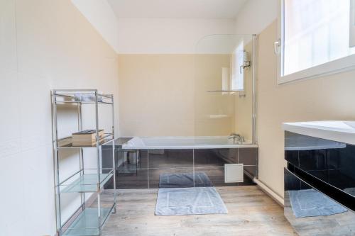 ein Badezimmer mit einem Waschbecken und einer Badewanne in der Unterkunft La Calanque in Marseille
