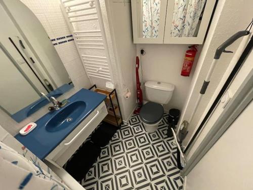 une petite salle de bain avec un lavabo et des toilettes dans l'établissement Studio cosy aux pieds des pistes, à Valfréjus