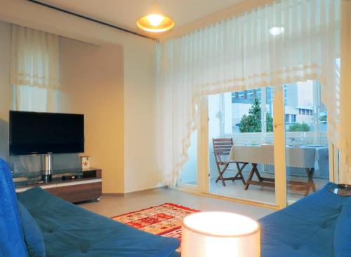 TV a/nebo společenská místnost v ubytování Flat w Pool Balcony 10 min to Beach in Antalya