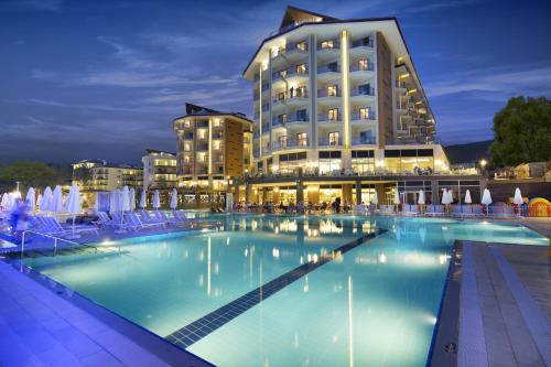 Bazén v ubytování Ramada Resort Kusadasi & Golf nebo v jeho okolí