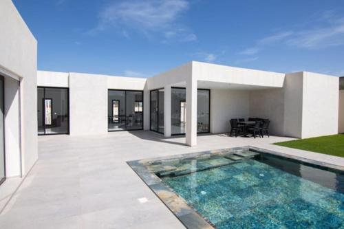an external view of a house with a swimming pool at Villa Bali Djerba sans vis a vis in Midoun