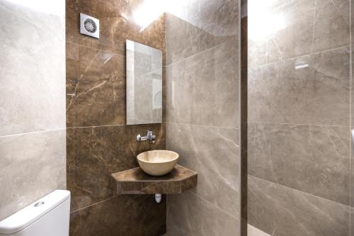 a bathroom with a bowl sink and a shower at Cigale 2 in Argelès-sur-Mer