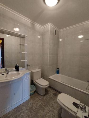Koupelna v ubytování Apartamento en Villaverde de Pontones