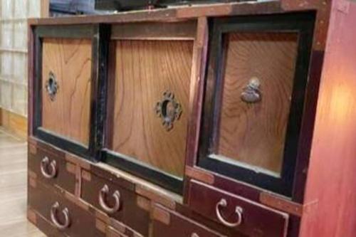 um armário de madeira com três portas de vidro em おとまりどころ下関本町 em Shimonoseki