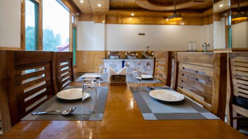 מסעדה או מקום אחר לאכול בו ב-Galaxy Luxuria , Manali