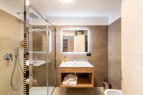 W łazience znajduje się umywalka i prysznic. w obiekcie Hotel Alpino Wellness & Spa w mieście Peio Fonti