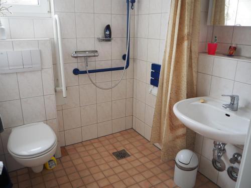 uma casa de banho com um chuveiro, um WC e um lavatório. em Fewo65 Residenz am Strand em Zingst