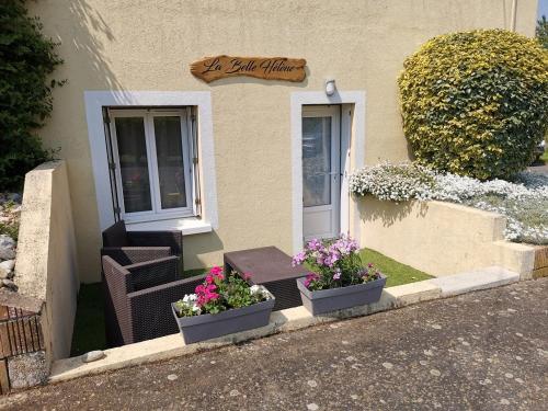 two flower pots sitting in front of a building at Gîte - Chambres d'Hôtes La Belle Hélène in Bressuire
