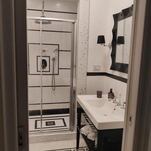 uma casa de banho com um chuveiro e um lavatório. em Carlo's rooms em Trapani